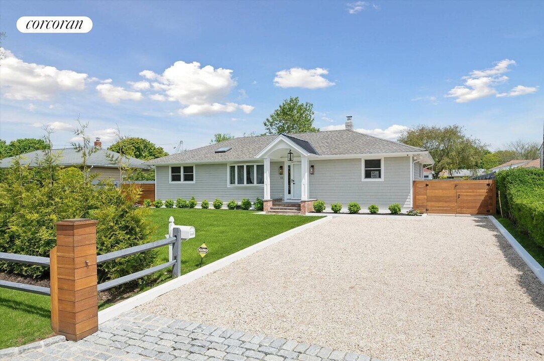 53 Windward Way in Southampton, NY - Building Photo