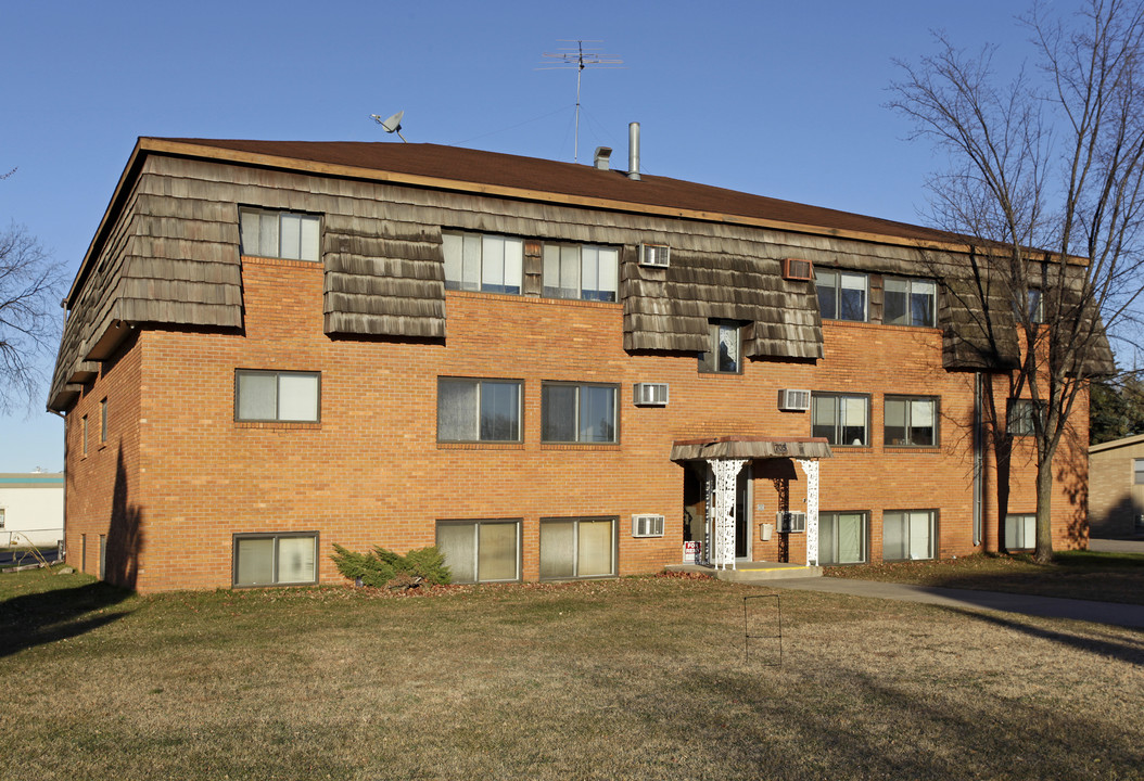 705 32nd Ave N in St. Cloud, MN - Building Photo