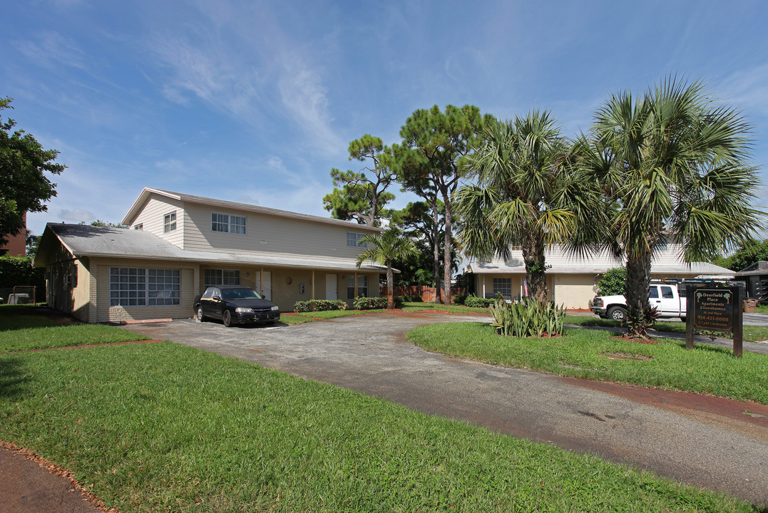 Deerfield Place Apartments & Townhomes in Deerfield Beach, FL - Building Photo