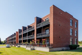 13701 Cavendish Boul in St. Laurent, QC - Building Photo - Building Photo