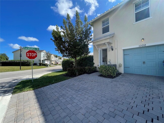 1300 Eucalyptus Dr in Hollywood, FL - Building Photo - Building Photo