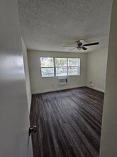 18335 NW 68th Ave, Unit 700-404 in Hialeah, FL - Foto de edificio - Building Photo