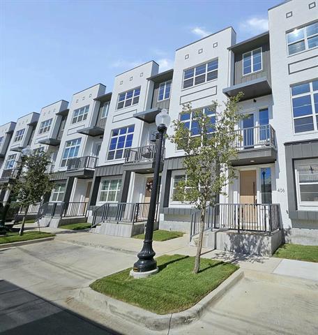 13325 Bee St in Farmers Branch, TX - Building Photo - Building Photo