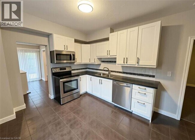 71 Barnesdale Blvd in Hamilton, ON - Building Photo - Building Photo