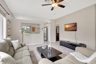 4095 Sea Mist Way in Wellington, FL - Foto de edificio - Building Photo