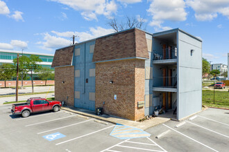 Laurel Apartments in San Antonio, TX - Foto de edificio - Building Photo