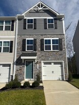 7263 Congressional Cir in Ruther Glen, VA - Building Photo