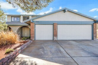 3225 Mountain Spring Rd in Las Vegas, NV - Building Photo - Building Photo