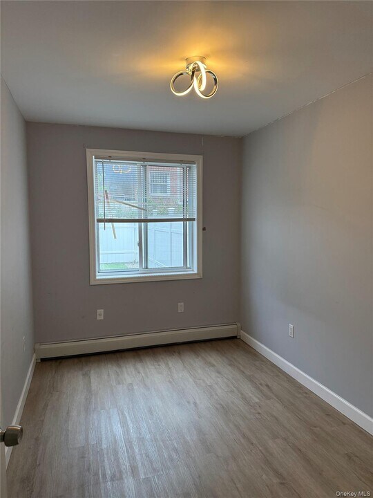 73-08 Utopia Pkwy in Queens, NY - Building Photo