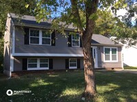 8413 Mayerling Dr in Charlotte, NC - Foto de edificio - Building Photo