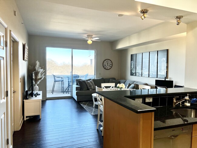 300 W 5th St, Unit 551 in Charlotte, NC - Building Photo - Building Photo