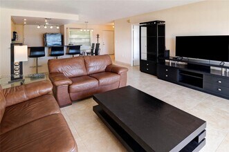 220 Kings Point Dr in Sunny Isles Beach, FL - Building Photo - Building Photo