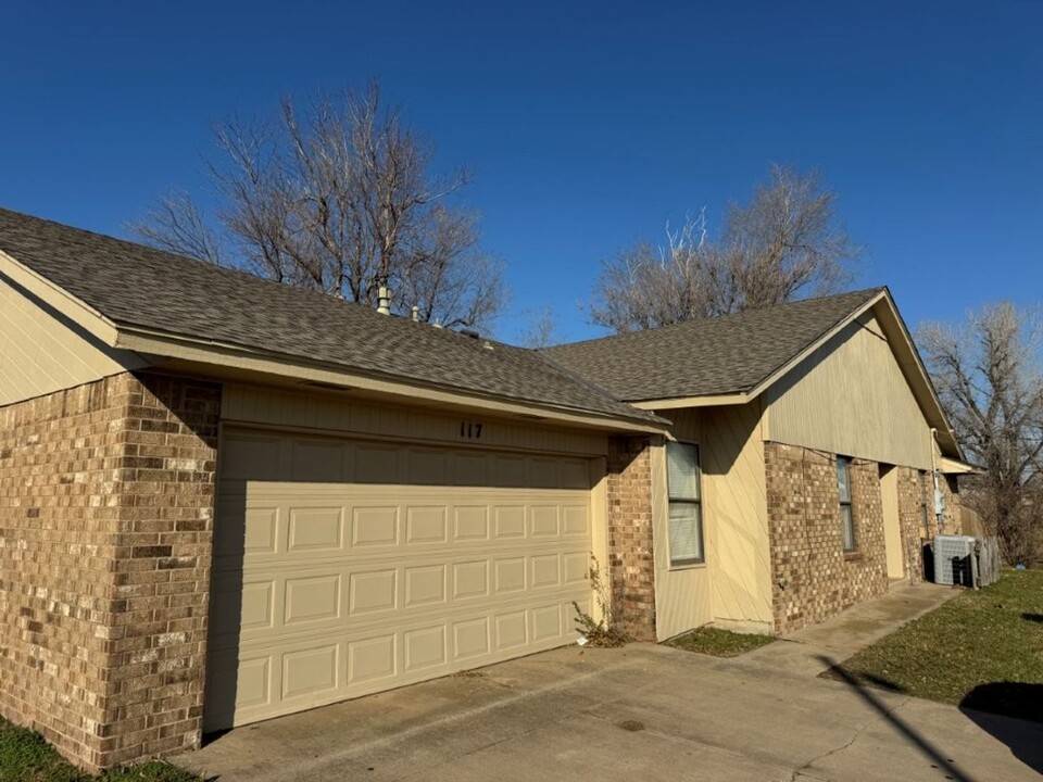 117 NE 21st St in Moore, OK - Building Photo