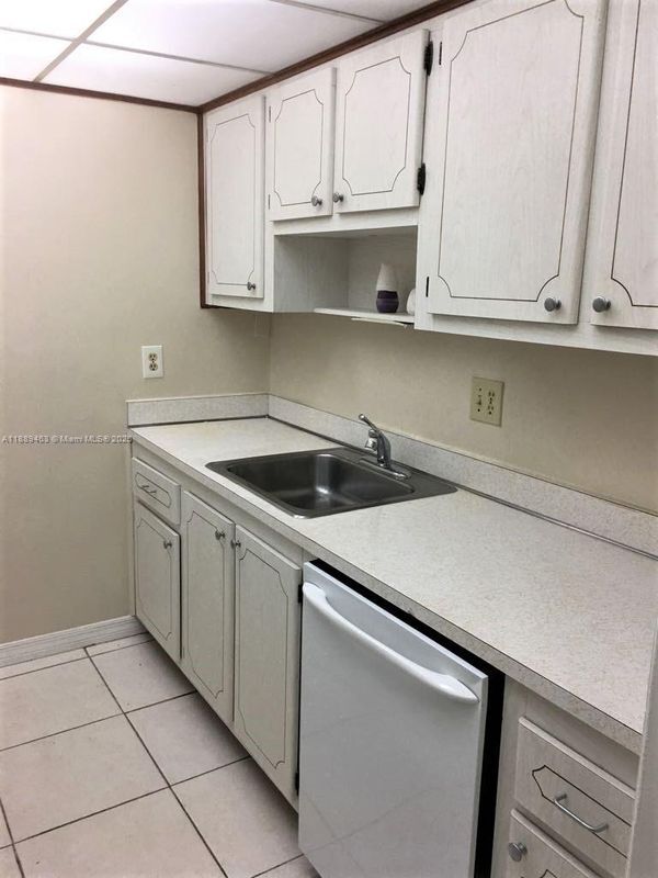 14201 N Kendall Dr in Miami, FL - Building Photo - Building Photo