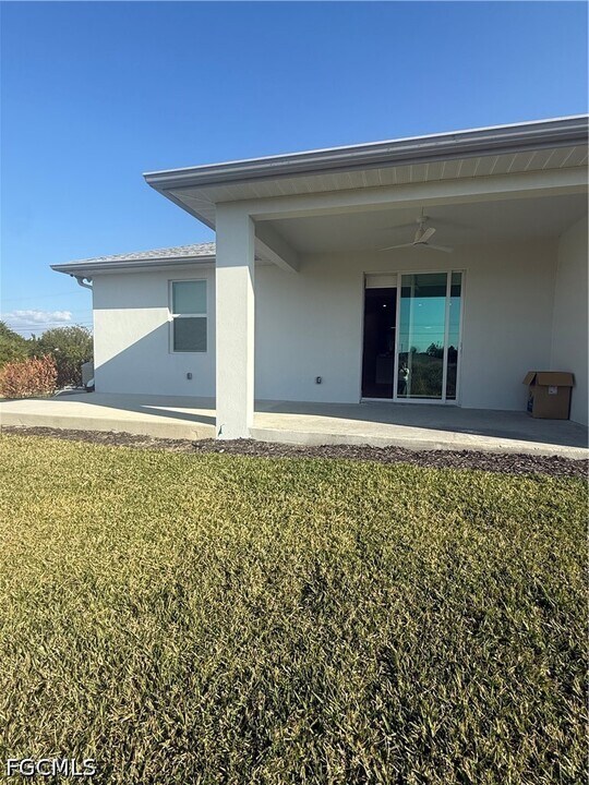 101 Pennfield St in Lehigh Acres, FL - Foto de edificio