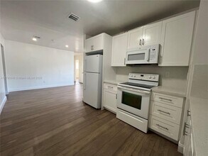 770 NW 179th St in Miami, FL - Foto de edificio - Building Photo