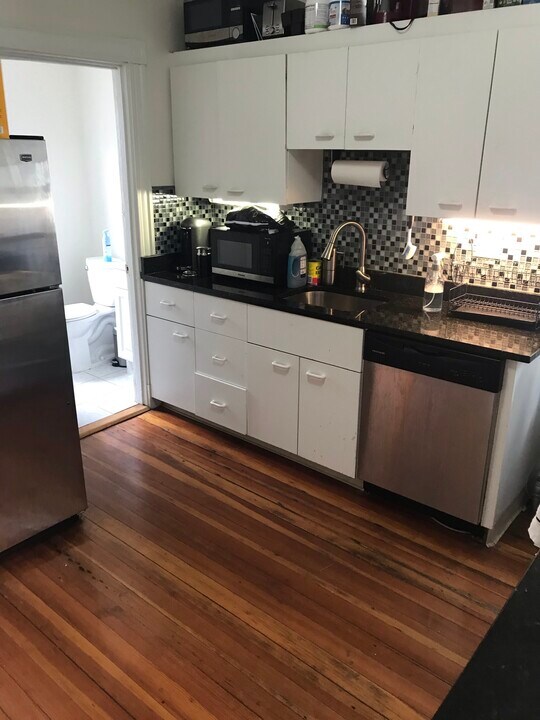 21 Warner St in Somerville, MA - Building Photo