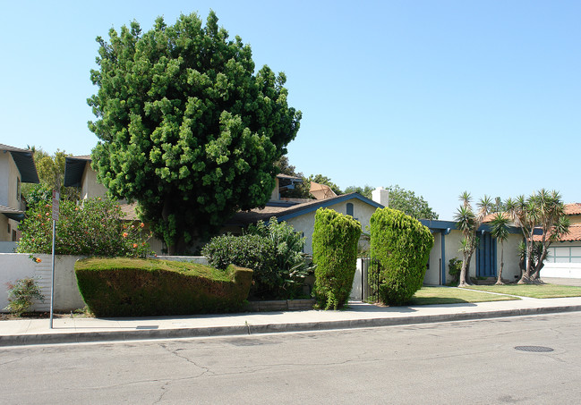 338 W Kelly Ave in Orange, CA - Building Photo - Building Photo