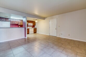5273 Indian River Dr in Las Vegas, NV - Building Photo - Building Photo