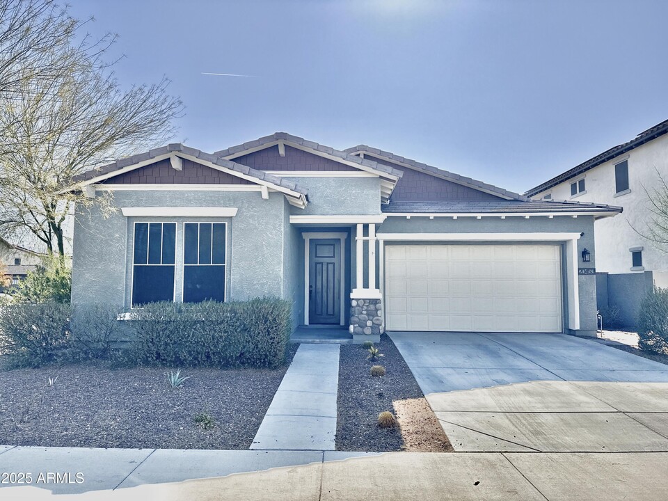 20453 W Legend Trail in Buckeye, AZ - Building Photo