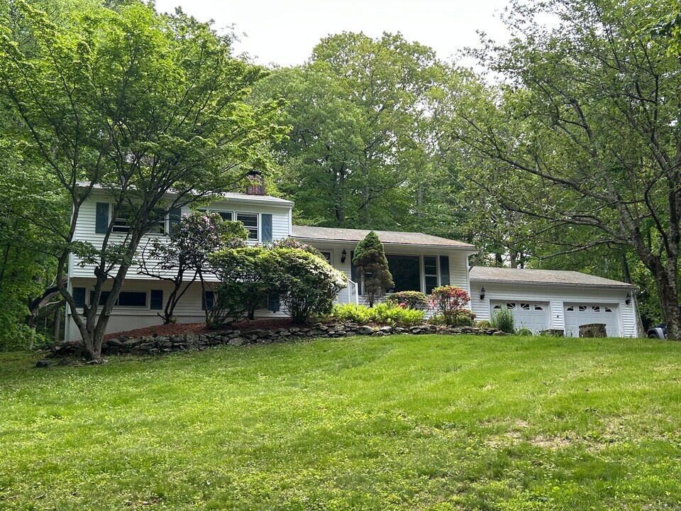 14 Aspen Ledges Rd in Ridgefield, CT - Building Photo