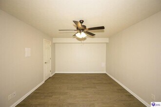 172 Creekvale Dr in Vine Grove, KY - Building Photo - Building Photo