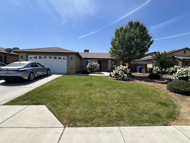713 Salazar Ave in Bakersfield, CA - Building Photo - Building Photo