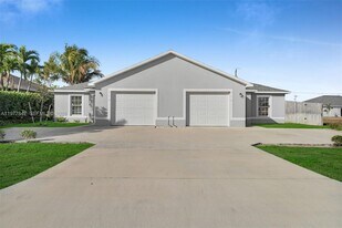 614 SW 3rd Ct in Cape Coral, FL - Building Photo