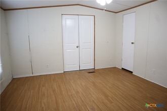 1103 Olmos Rd in Seguin, TX - Foto de edificio - Building Photo
