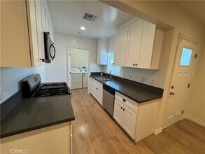 2304 N Catalina St in Burbank, CA - Foto de edificio - Building Photo