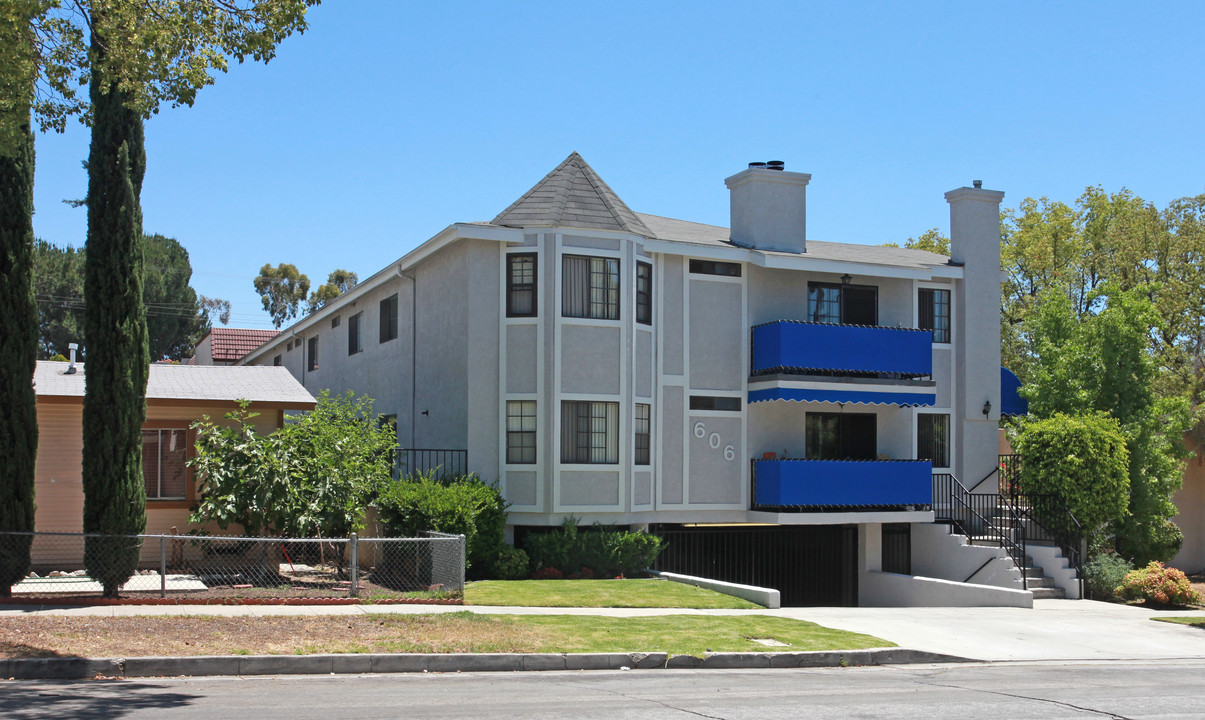 606 E Angeleno Ave in Burbank, CA - Building Photo