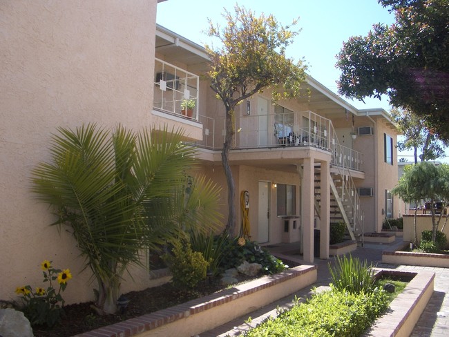 Ashland Ave Apartments in Simi Valley, CA - Building Photo - Building Photo