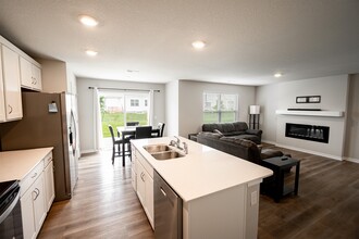 5502 144th St in Urbandale, IA - Building Photo - Building Photo