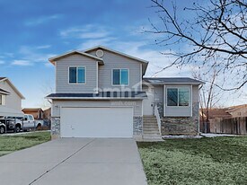 1027 N 575 W in Clinton, UT - Building Photo