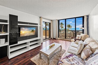 2555 Collins Ave in Miami, FL - Foto de edificio - Building Photo