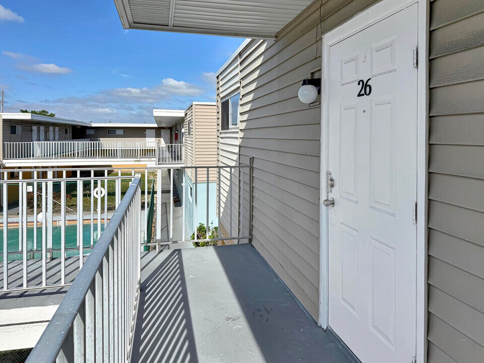 1500 Crescent Cir in Lake Park, FL - Foto de edificio