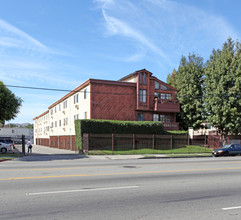 Riata Apartments in Canoga Park, CA - Foto de edificio - Building Photo