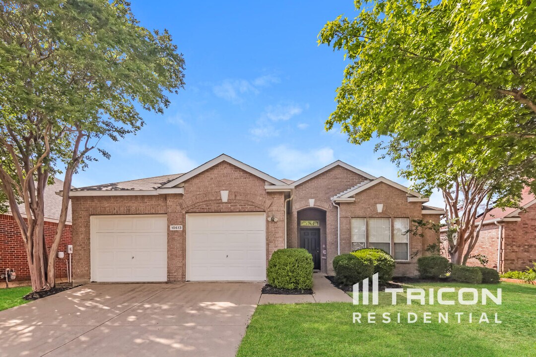 10613 Lansdowne Ln in Rowlett, TX - Building Photo