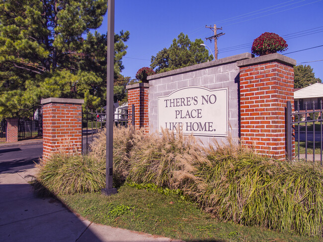 Chickasaw Place Apartments in Memphis, TN - Foto de edificio - Building Photo