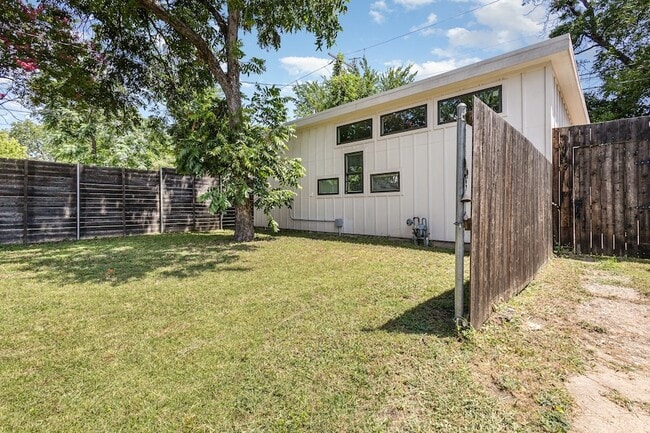 1030 Mt Auburn Ave, Unit B in Dallas, TX - Building Photo - Building Photo