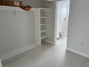 944 Meridian Ave in Miami Beach, FL - Foto de edificio - Building Photo