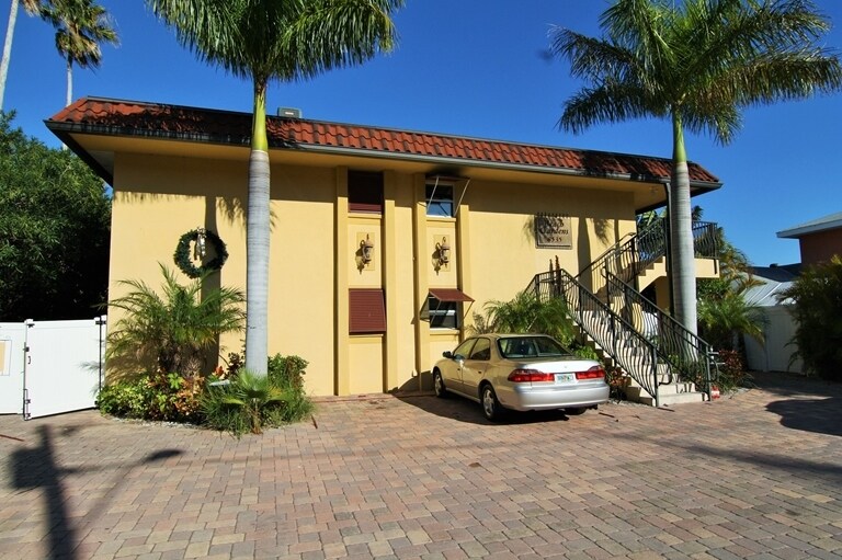 8535 Blind Pass Dr in Treasure Island, FL - Foto de edificio