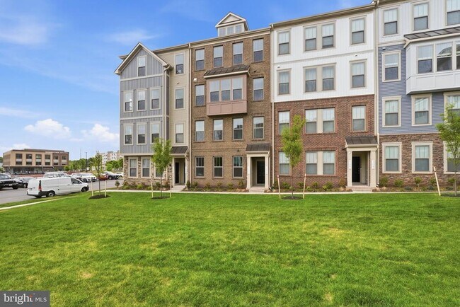 1104 Dabney Dr in Manassas Park, VA - Building Photo - Building Photo