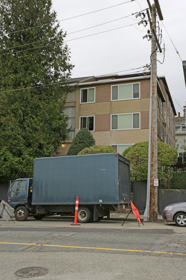 307 Agnes St in New Westminster, BC - Building Photo - Building Photo