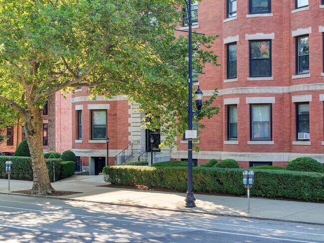 1064 Beacon St in Brookline, MA - Building Photo - Building Photo