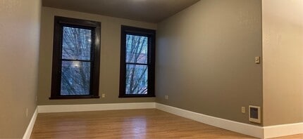 201 E Main St in Silverton, OR - Foto de edificio - Building Photo