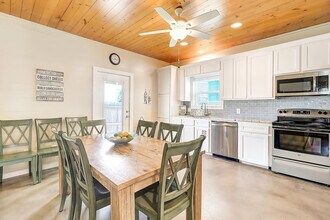 2606 Eleventh St in Port Aransas, TX - Building Photo - Building Photo