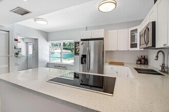 827 NE 140th St in North Miami, FL - Building Photo - Building Photo