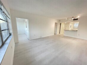 2810 NE 201st Ter, Unit 28 in Aventura, FL - Building Photo - Building Photo