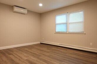 4 Massey Ct in Huntington, NY - Building Photo - Building Photo